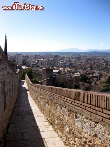 Immagine Le mura medievali di Girona: la città nacque come fortezza militare già in epoca romana, e successivamente mantenne questa vocazione difensiva anche durante il Medioevo. Le mura medievali sono oggi visitabili e ci si può camminare sopra lungo un tratto del perimetro.