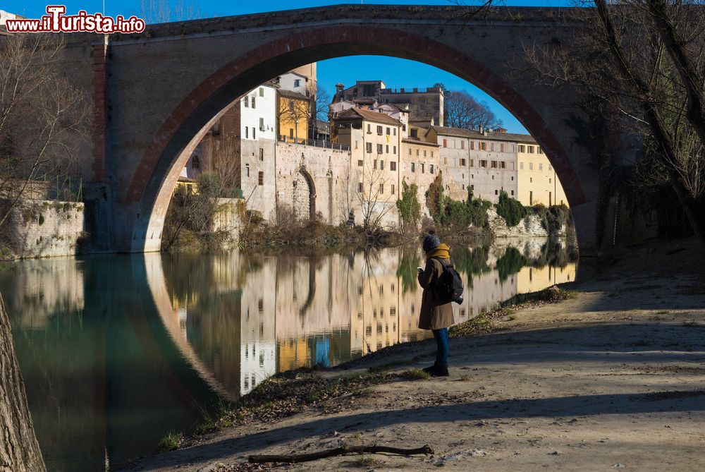 Immagine Gita nelle Marche: il fiume Metauro a Fossombrone, poco dopo l'uscita dalle Gole del Furlo