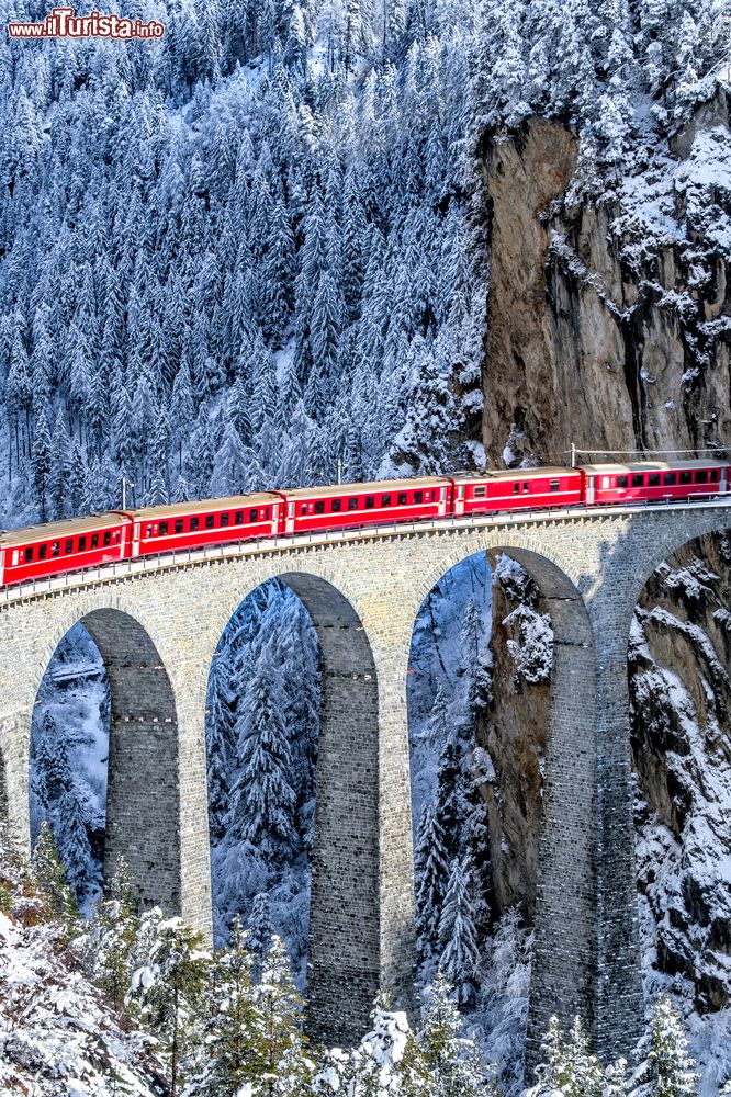 Immagine Il Glacier Express fotografato durante l'inverno (Svizzera). Nei mesi invernali questo treno costituisce il solo sbocco possibile al fondo della valle del Rodano essendo i passi della Furka e del Grimsel chiusi.