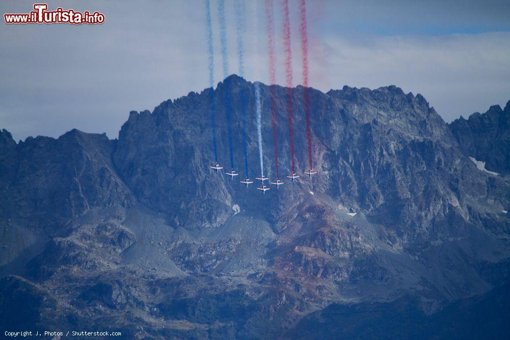 Immagine Gli 8 alpha jet delle frecce tricolore francesi in volo fra i monti di Saint Hilaire du Touvet, Francia, durante la Icare Cup - © J. Photos / Shutterstock.com