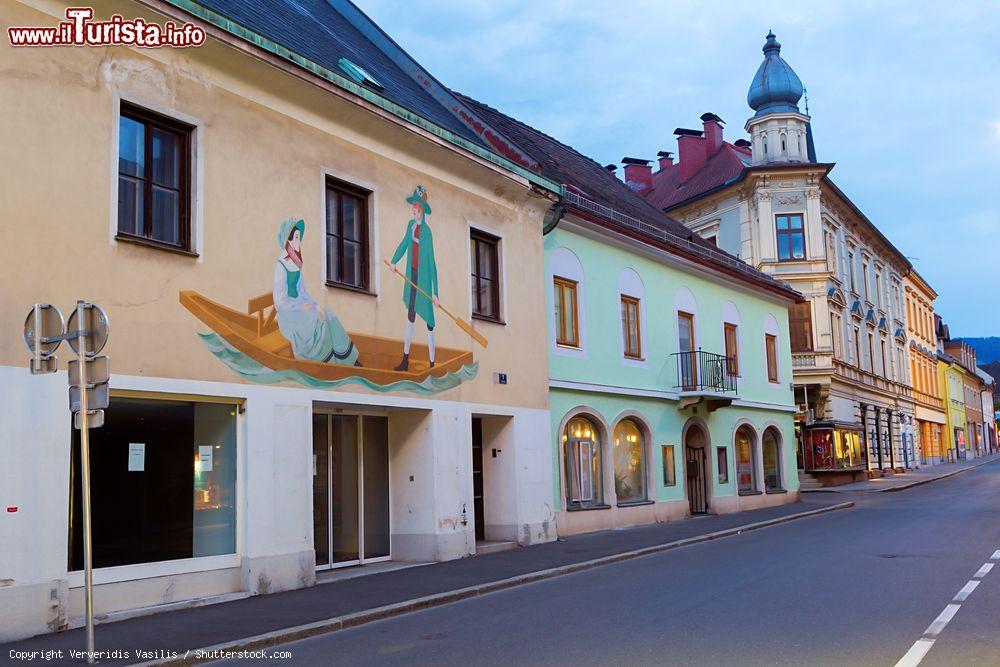 Immagine Gli affreschi sulla facciata di un edificio di Leoben, Austria. Passeggiando per il centro storico della cittadina se ne possono ammirare alcuni scorci pittoreschi - © Ververidis Vasilis / Shutterstock.com