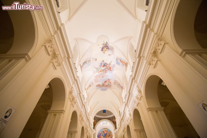 Immagine Gli alti soffitti affrescati della Cattedrale di Noto, Sicilia - gli interni dell'imponente e bellissima Cattedrale di San Nicolò, maggiore edificio religioso di Noto, sono stati decorati e dipinti in un momento successivo alla costruzione della chiesa, che rimase piuttosto spoglia per più di due secoli. I bellissimi affreschi che decorano le navate furono infatti dipinti da Nicola Arduino e Armando Baldinelli.  - © Wead / Shutterstock.com