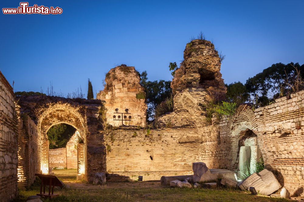 Immagine Gli antichi bagni romani di Odessos, Varna, Bulgaria. In questa immagine, i resti delle terme di epoca romana fotografati di sera.