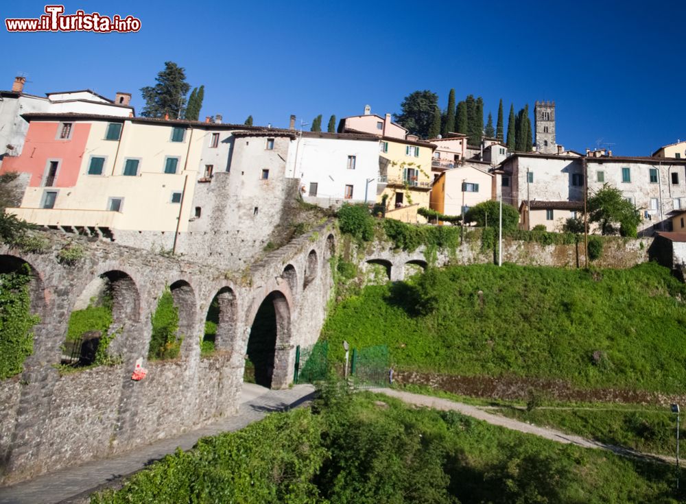 Immagine Gli antichi edifici del borgo medievale di Barga, provincia di Lucca, Toscana.