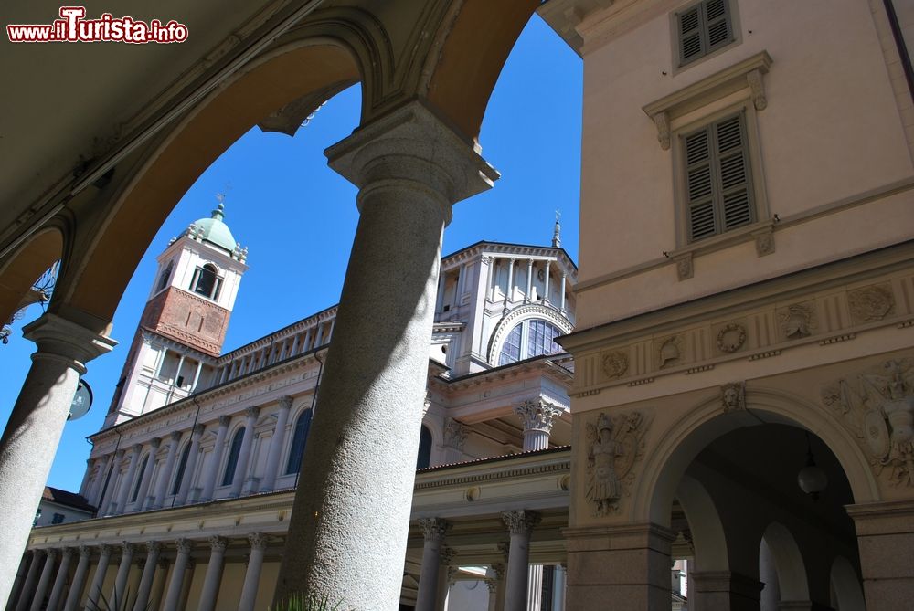 Immagine Gli antichi portici che conducono alla piazza del duomo a Novara, Piemonte, Italia.