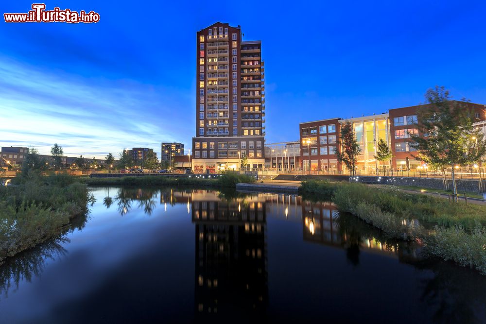 Immagine Gli appartamenti "de Elementen" visti di notte sul Heemkanaal di Zoetermeer, Olanda.