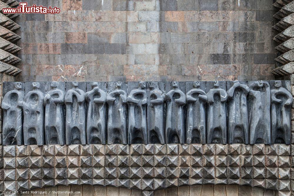 Immagine Gli Aspostoli del santuario di Nostra Signora di Arantzazu scolpiti nel 1950 da Jorge Oteiza a Onati, Paesi Baschi, Spagna - © Santi Rodriguez / Shutterstock.com