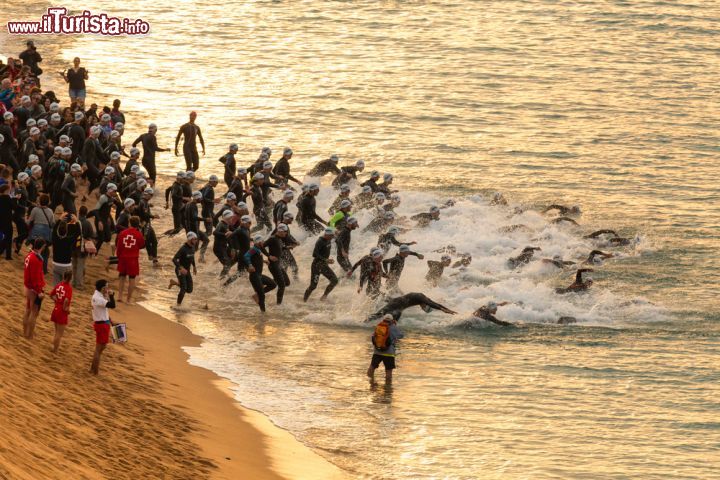 Immagine Gli atleti della competizione di triathlon sulla spiaggia di Calella, Spagna - © Pavel Burchenko / Shutterstock.com