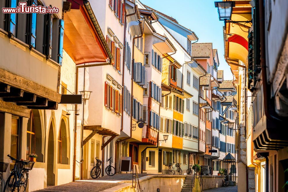 Immagine Gli edifici colorati nel villaggio di Zugo, vicino a Zurigo, Svizzera. Sono costruiti con la tradizionale architettura svizzera.
