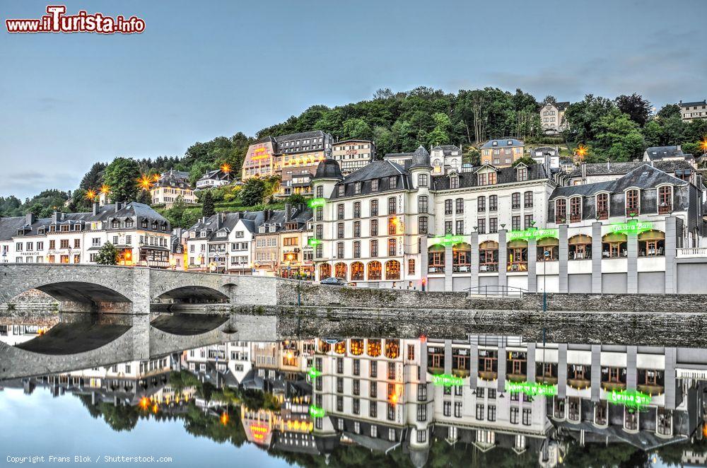 Immagine Gli edifici di Bouillon riflessi nelle acque del fiume Semois (Belgio) - © Frans Blok / Shutterstock.com