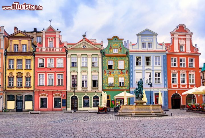 Immagine Gli edifici rinascimentali della Piazza del Mercato di Poznan. E' sicuramente una delle piazze più eleganti della Polonia, che ci testimonia il glorioso passato di questa città che univa idealmente i commerci tra Germania 8Prussia) e la Polonia - © Boris Stroujko / Shutterstock.com