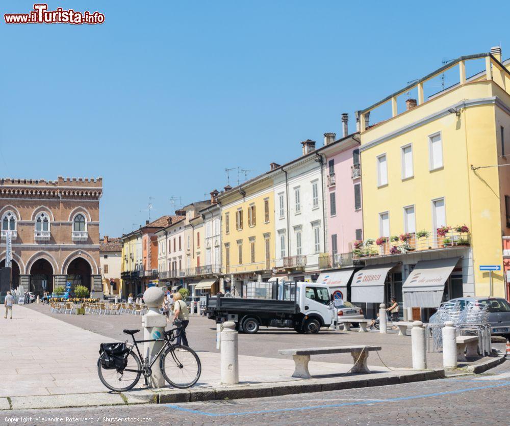 Immagine Gli edifici storici della piazza principale di Casalmaggiore in Lombardia - © Alexandre Rotenberg / Shutterstock.com