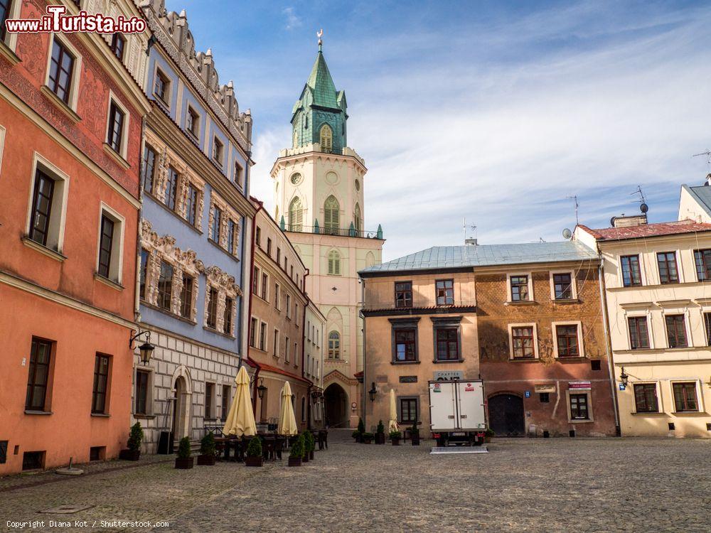 Immagine Gli eleganti palazzi di Piazza del Mercato con la Torre dei Trinitari nella città di Lublino, Polonia - © Diana Kot / Shutterstock.com