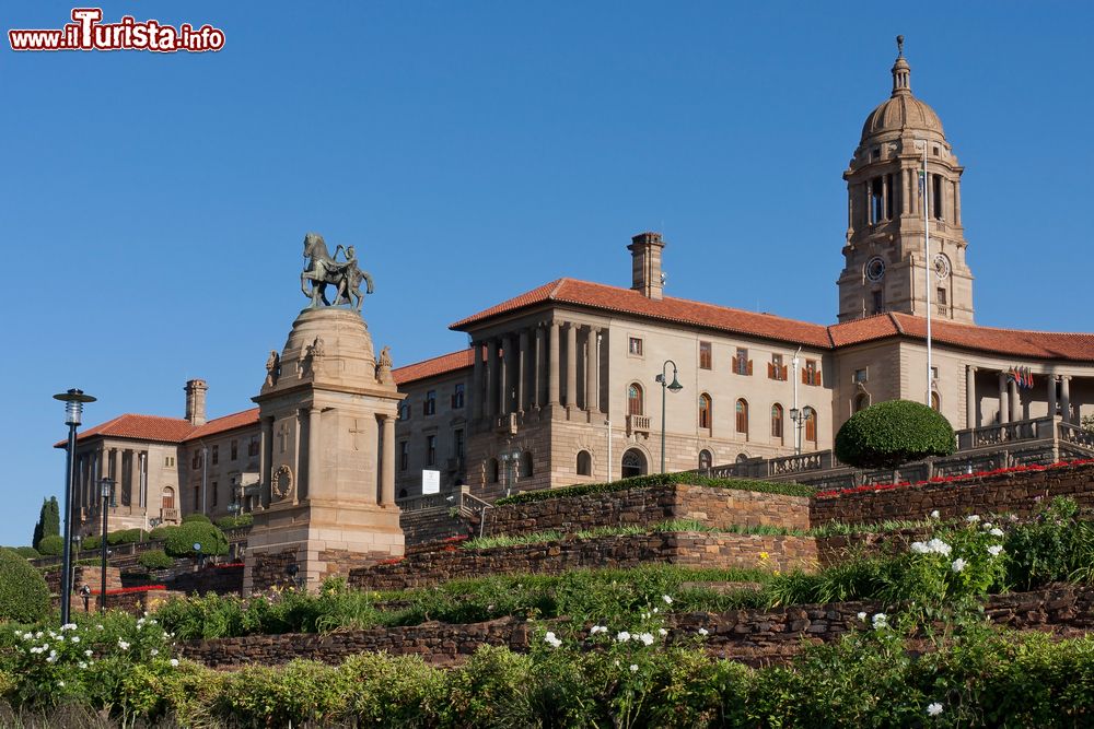 Immagine Gli imponenti Union Buildings di Pretoria, Sudafrica. Questi edifici di arenaria ospitano la sede del governo sudafricano e gli uffici presidenziali. Si trovano a 2 km dal centro storico.