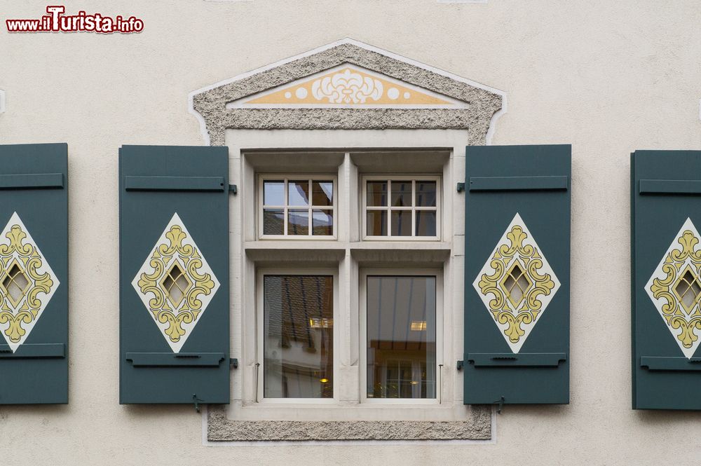 Immagine Gli infissi in legno decorati di un vecchio palazzo di Zugo, Svizzera.