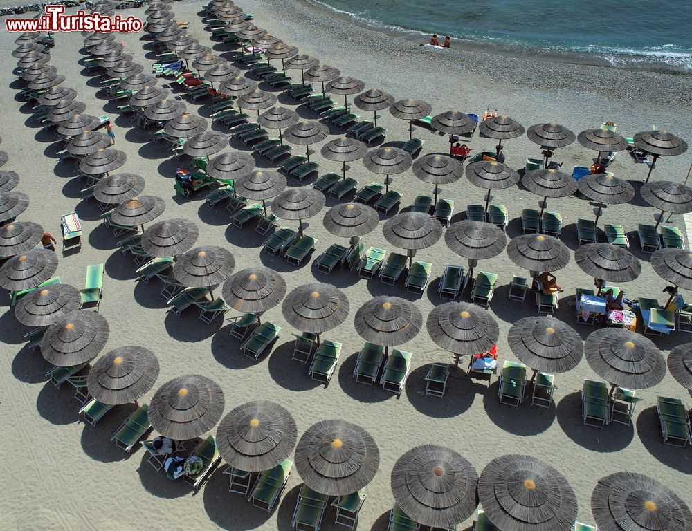 Immagine Gli ombrelloni in un bagno nella grande spiaggia di Varazze in Liguria.