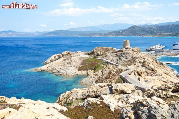 Immagine L'isola della Pietra è un'isola disabitata parte del comune di Isola Rossa. Alla sua sommità si trovano il faro della Pietra e i ruderi di un'antica torre costiera di avvistamento.