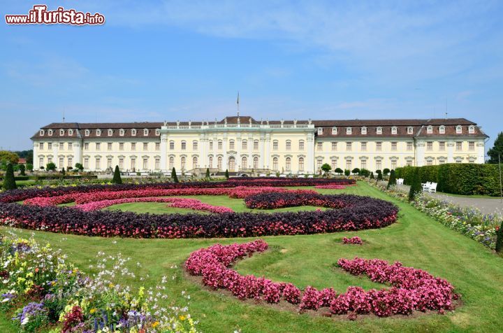 Immagine Gli splendidi giardini fioriti della Residenza di Ludwigsburg, Germania. Si tratta di una delle più maestose residenze barocche d'Europa, creata su modello di quella di Versailles - © clearlens / Shutterstock.com