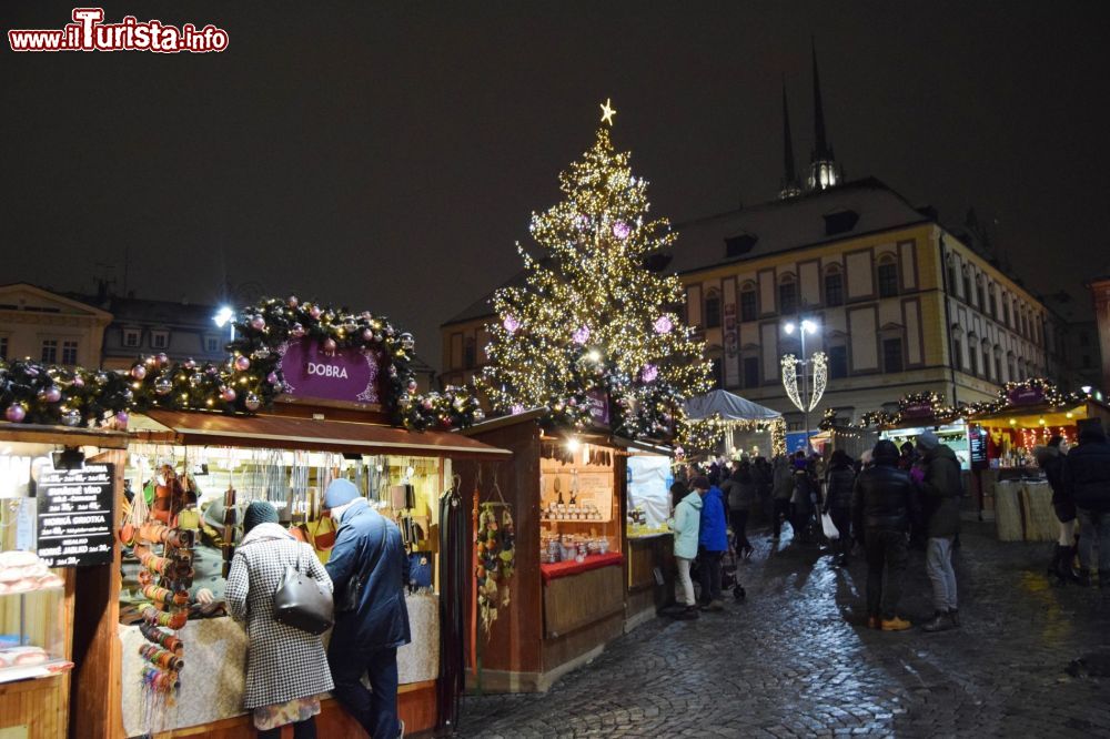 Immagine Gli stalli colmi di idee regalo ai mercatini di Natale di Brno in Moravia, Repubblica Ceca