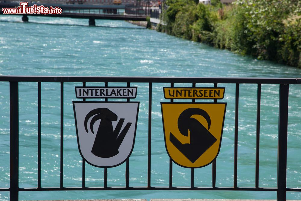 Immagine Gli stemmi delle due città di Interlaken e Unterseen lungo il fiume Aar, Svizzera. Assieme a Matten bei Interlaken, questi due comuni costituiscono un piccolo agglomerato urbano di circa 15 mila abitanti.
