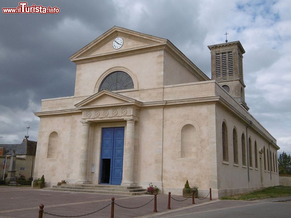 Immagine La chiesa di San Pietro a Mortrée, Normandia, Francia. Monumento storico nazionale dal 2006, questo edificio religioso risale al XIX° secolo e la sua robusta struttura si presenta con alcuni elementi raffinati. Il bel portale d'ingresso si risa al classicismo ellenico.