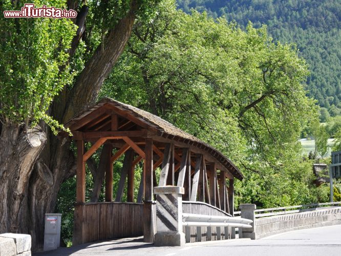 Immagine Glorenza, Alto Adige. Il toponimo attestato come "Glurnis" nel 1163 e "Glurns" nel 1228, deriva da colurnus, una variante del latino corylus con il significato di nocciolo. Attraversata dal fiume Adige, questa località turistica ottenne i privilegi di civitas nel 1291 da Mainardo II°, principe regnante del Tirolo, anche se la vera fioritura arrivò a partire dal XIV° e XV° secolo - © AMB / Shutterstock.com