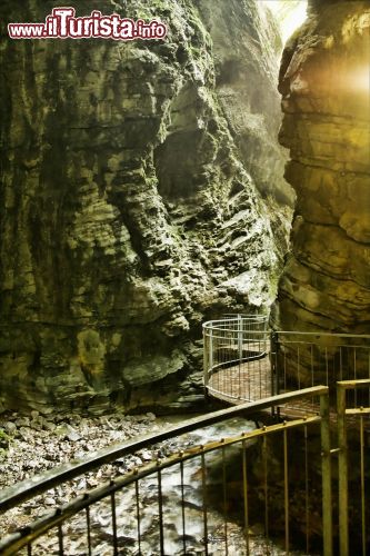 Immagine La gola delle cascate del Varone a Tenno, il boergo del Trentino Alto Adige - © maigi / Shutterstock.com
