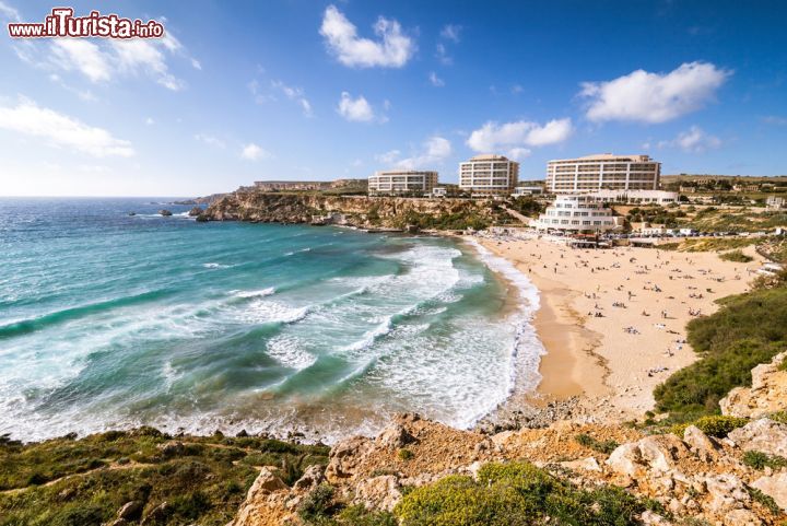 Immagine Veduta di Golden Bay a Mellieha, Malta. La sabbia dorata, come indica bene il nome stesso, caratterizza quest'angolo della baia di Mellieha. Situata in mezzo alla natura, la spiaggia offre qualsiasi confort ed è il luogo perfetto per ammirare il tramonto - © Marianne de Jong / Shutterstock.com