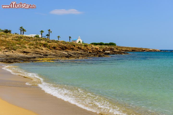 Immagine Golden Beach a Paros, Grecia. Su questa lunga spiaggia di sabbia dorata, che si estende per circa 700 metri, ogni anno si disputa la celebre Surfing World Cup, pretigiosa competizione internazionale che richiama i windsurfers di tutto il mondo per via delle sue ideali condizioni di vento - © RAndrei / Shutterstock.com