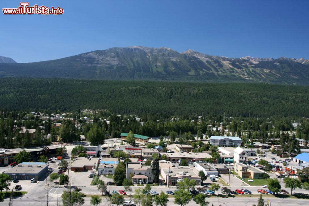 Immagine Golden, British Columbia, Canada. Veduta della cittadina con lo sfondo delle montagne.