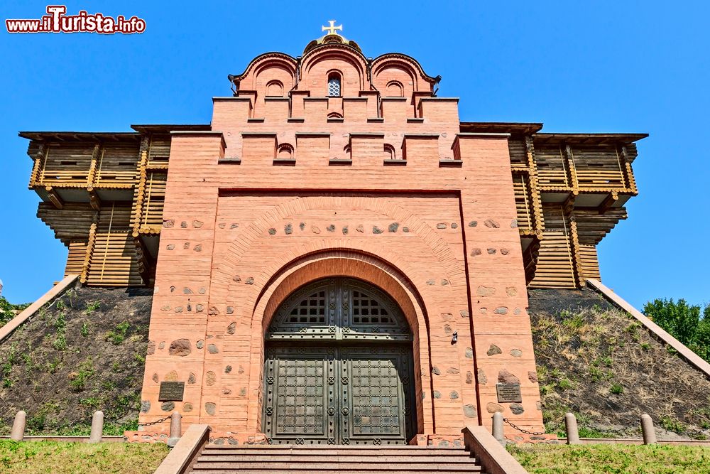 Immagine Golden gate di Kiev, Ucraina. La Porta d'Oro costruita nel 1037 rappresenta il principale ingresso della fortificazione cittadina. Smantellata nel Medioevo, lasciando poche tracce della sua esistenza, questa porta è stata completamente ricostruita dalle autorità sovietiche nel 1982. 