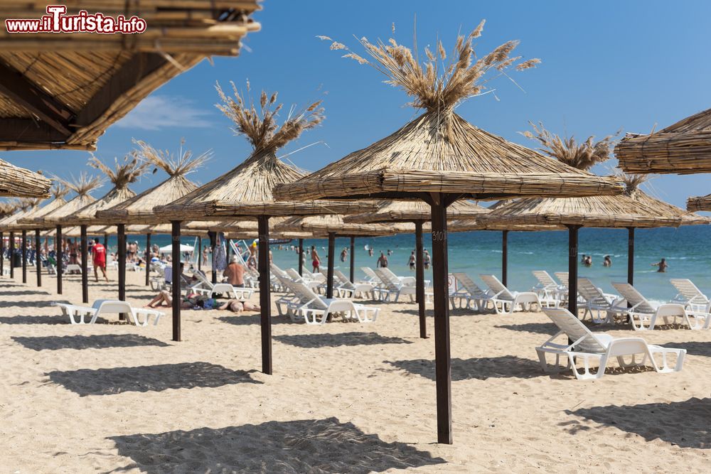 Immagine Golden Sands vicino a Varna, Bulgaria. Ombrelloni di paglia e sdraio sulla spiaggia di questa località estiva del Mar Nero.