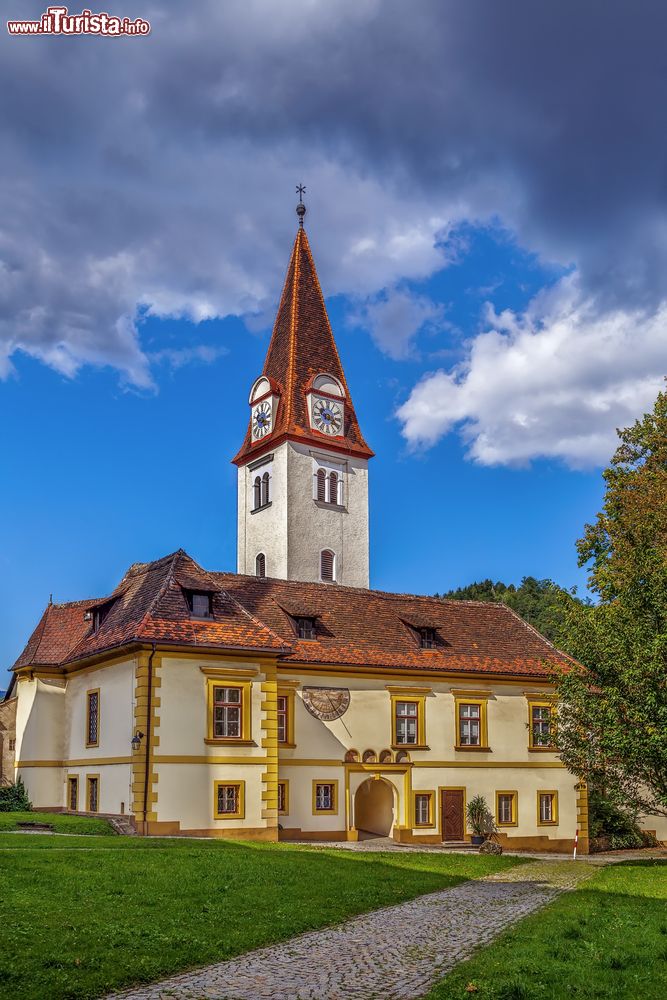 Immagine Goss Abbey a Leoben, Stiria, Austria. Ex monastero benedettino, è stato fondato nel 1004 da Adula o Adela di Leoben, moglie del conte Aribo 1°.