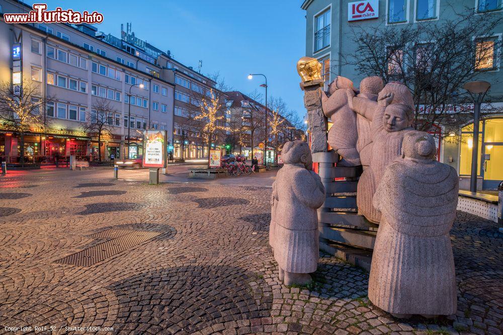 Immagine Gossip square con la scultura del Golden Calf a Norrkoping, Svezia - © Rolf_52 / Shutterstock.com