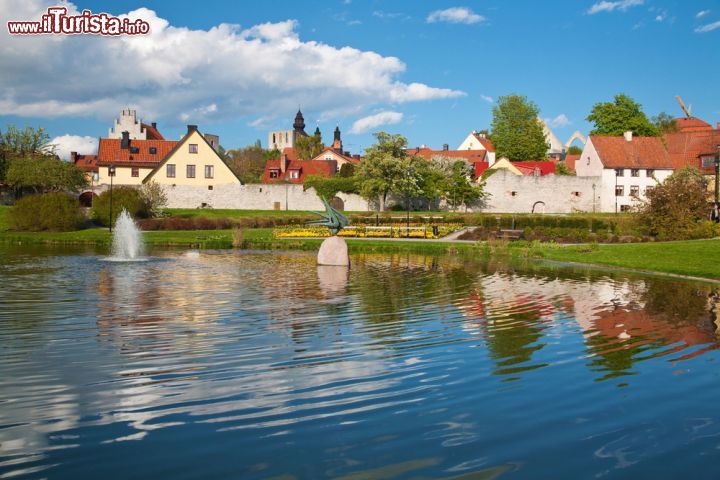 Immagine La città di Visby conta circa trentamila abitanti e sorge sull'isola di Gotland, situata nel Mar Baltico a metà strada tra la Svezia e la Lettonia - Foto © Olga Miltsova / Shutterstock.com