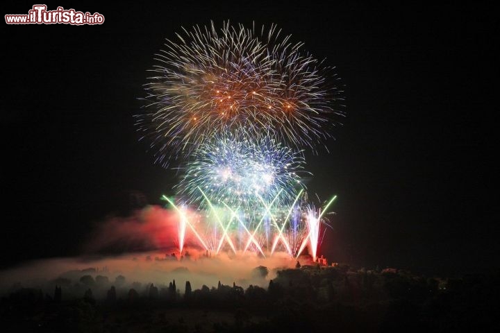 Immagine Fuochi d'artificio per la rievocazione dell'assedio al Castello di Gradara, Italia. Questo spettacolare evento storico ricorda la battaglia tra gli Sforza e i Malatesta avvenuta nel 1446, un'occasione unica per riscoprire com'era la vita nel Medioevo. Foto di Guidi Cristian