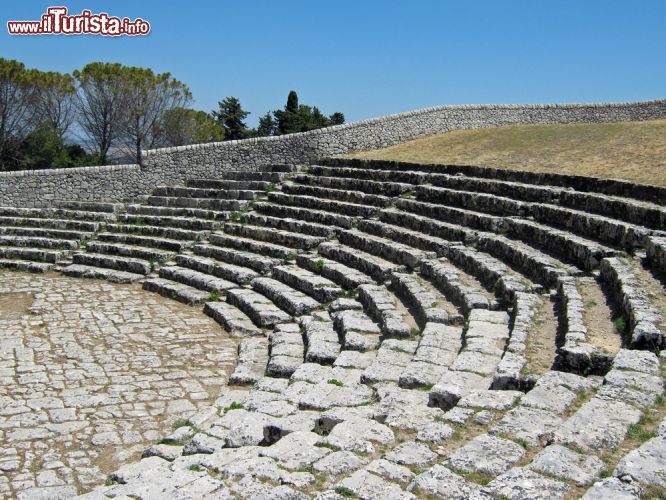 Immagine Gradinate del Teatro Greco di Akrai, Palazzolo Acreide, Sicilia. Diversamente da quello di Siracusa, il teatro di Akrai (in questa immagine le gradinate come le vediamo oggi) è stato adagiato su un preesistente pendio naturale. La cavea è composta da nove settori divisi da 8 scalinate  - © 149219936 / Shutterstock.com