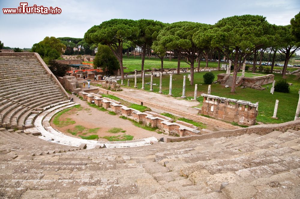 Immagine Gradini dell'anfiteatro e mausoleo a Ostia Antica, Roma (Lazio). Secondo la tradizione fu il re di Roma Anco Marzio a fondare la città di Ostia nel 620 a.C. per sfruttare le saline alla foce del Tevere. Per molto tempo fu il principale emporio mercantile della capitale.