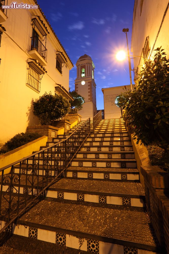 Immagine Gradini di una scalinata nel centro storico di Estepona, Andalusia, by night.