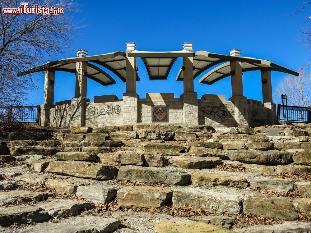 Immagine Gradini in pietra e una tettoia al Kaw Point Park vicino a Kansas City, Missouri.