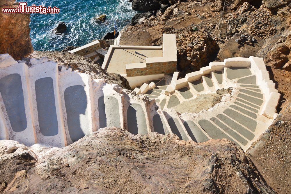 Immagine Gradini in pietra lungo la costa di Telendos, arcipelago del Dodecaneso (Grecia).