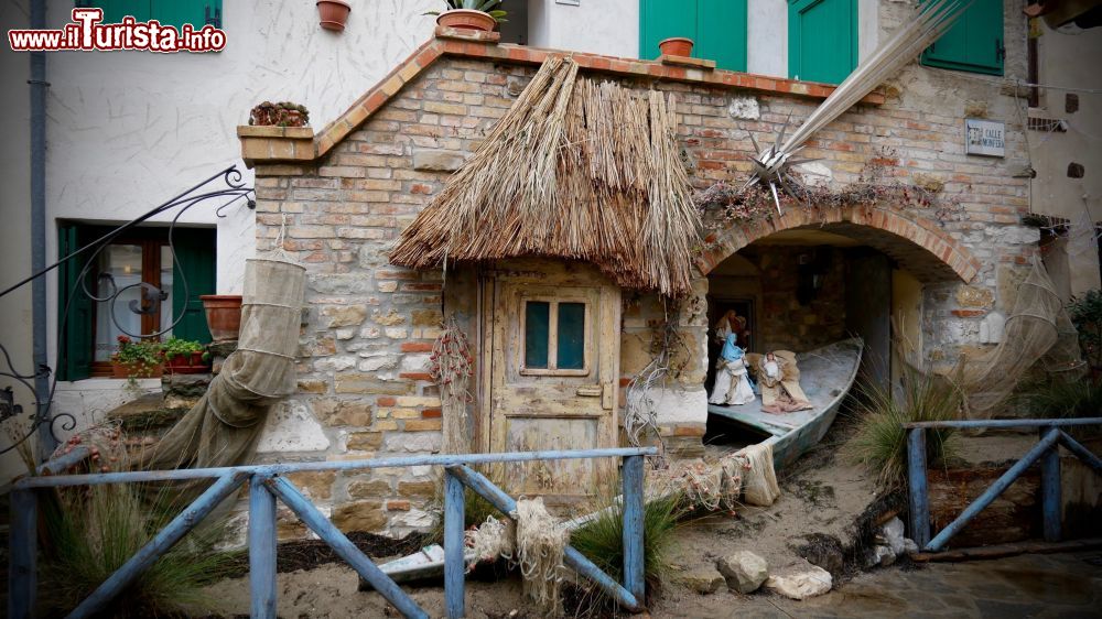 Immagine Il presepio dei Donatori di Sangue durante la manifestazione Grado Isola del Natale, che accoglie oltre 250 presepi nel borgo lagunare del Friuli