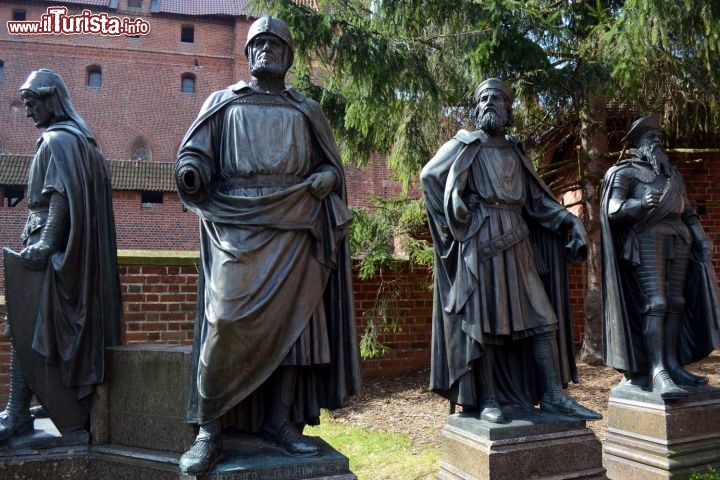 Immagine Statue dei Gran Maestri, Castello di Malbork: si trovano nel grande spiazzo del Castello Basso e rappresentano alcuni tra i più importanti Gran Maestri Teutonici. La cerimonia d'inaugurazione delle statue ebbe luogo nell'ottobre del 1877.