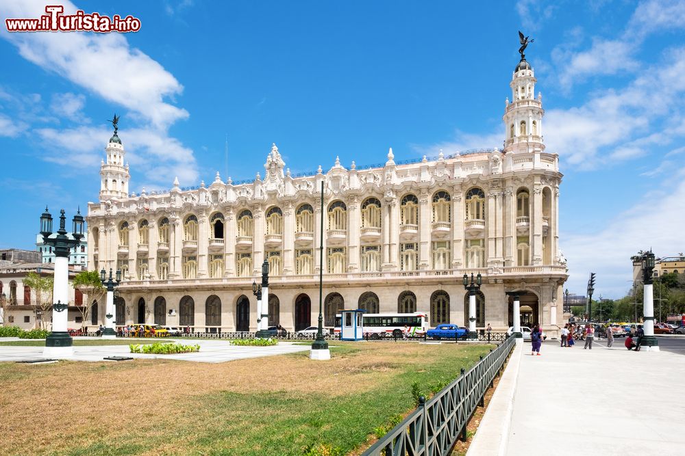 Immagine Il Gran Teatro de La Habana in una giornata di sole. Il teatro si trova su Paseo del Prado, nel centro della capitale cubana.