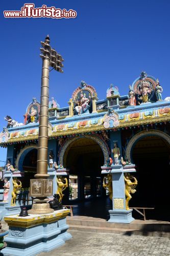 Immagine Particolare di tempio indiano a Grand Baie, isola di Mauritius - Dettaglio delle decorazioni che impreziosiscono questo tempio hindu di Grand Baie, una delle attrazioni turistiche più visitate della località africana © Pack-Shot / Shutterstock.com