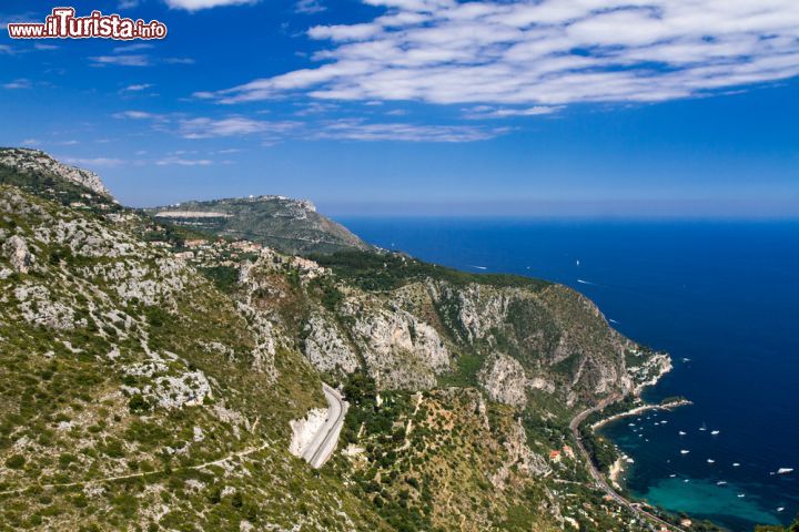 Immagine La Grand Corniche in Costa Azzurra, Francia. E' la strada più alta fra le Trois Corniches oltre che il più suggestivo per bellezza e generosità: offre infatti scorci panoramici unici - © Circumnavigation / Shutterstock.com