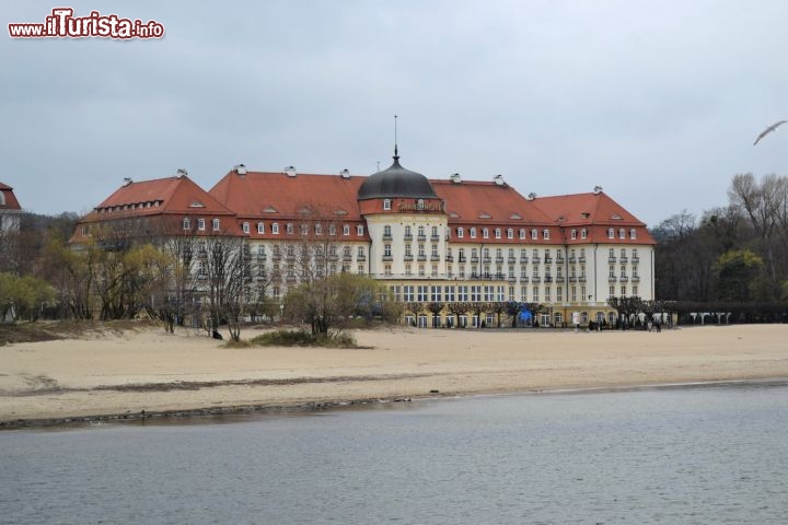 Immagine Grand Hotel, Sopot: come in molte città di mare, l'immancabile Grand Hotel è il luogo dove soggiornano i personaggi illustri in visita. Qui, negli anni della Polonia socialista, pernottarono grandi capi di stato come lo jugoslavo Tito ed il leader cubano Fidel Castro.