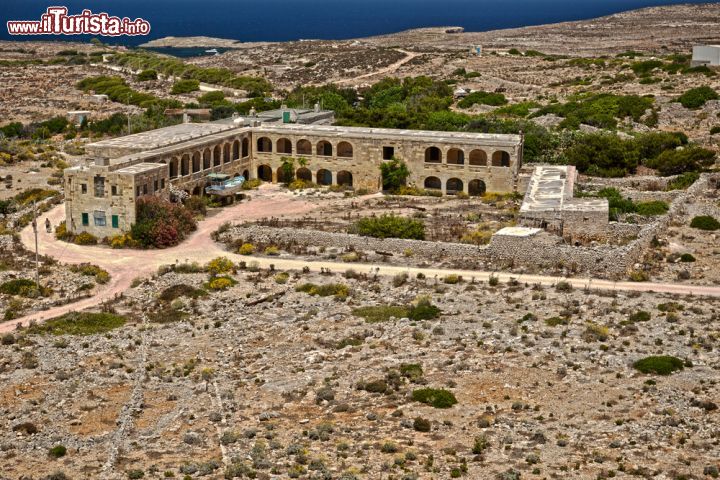 Immagine Grand Matser Palace di Comino, Malta - Una delle rarissime strutture costruite nell'isola di Comino. La popolazione residente è di pochi abitanti (meno di dieci) tant'è che un prete e un poliziotto fanno spola dall'isola di Gozo sia per le esigenze dei residenti che per quelle dei turisti durante il periodo estivo © McCarthy's PhotoWorks / Shutterstock.com