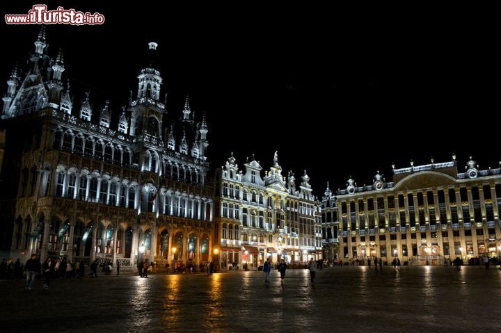 Immagine Grand Place, Bruxelles: la principale piazza della città è un vero spettacolo. Turisti da tutto il mondo l'affollano soprattutto di giorno per ammirare l'architettura dei palazzi che la circondano.