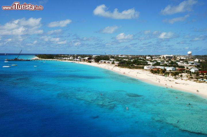 Immagine Grand Turk è una piccola isola dell'arcipelago di Turks and Caicos, ma è tra le più conosciute dato che qui fanno spesso tappa le grandi navi in Corciera nei Caraibi. Dotata di aeroporto che si collega a Providenciales (Il JAGS McCartney International Airport), Grand Turk si fregia del vanto di ospitare la capitale dello stato, Cockburn Town, una cittadina con poco meno di 4.000 abitanti. Per alcuni storici fu qui che Cristoforo Colombo approdò per la prima volta nel 1492, anche se una isola delle Bahamas, Guanahani, vanta le maggiori credenziali per essere ritenuta la San Salvador di Colombo  - © Ramunas Bruzas / Shutterstock.com